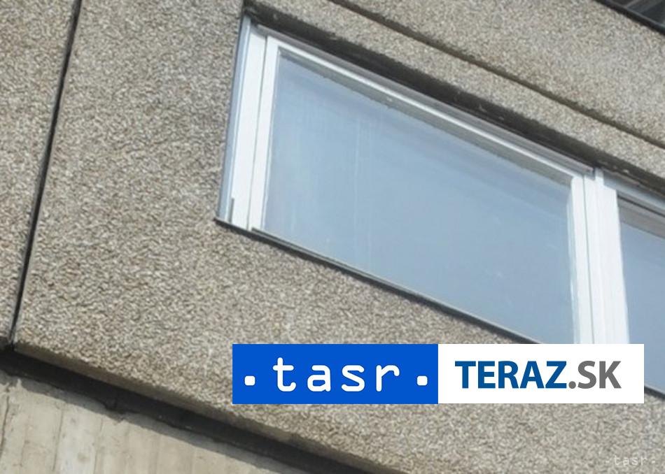 TRAGEDIA V PETRZALKE Z byteho domu vypadla 90 rocna starcka