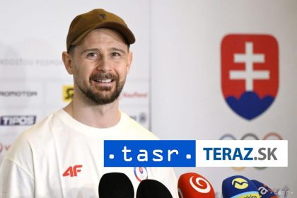 Tatar a Cernanska ponesu vlajku Slovenska na slavnostnom otvoreni