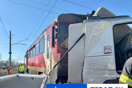 ZRAZKA VLAKU S KAMIONOM Hlasia jedneho mrtveho a zranenych