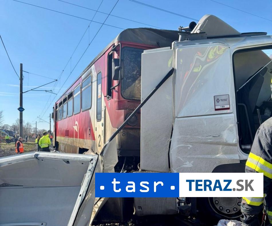 ZRAZKA VLAKU S KAMIONOM Hlasia jedneho mrtveho a zranenych