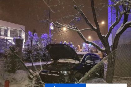 nehoda v raci auto skoncilo na dvore rodinneho domu