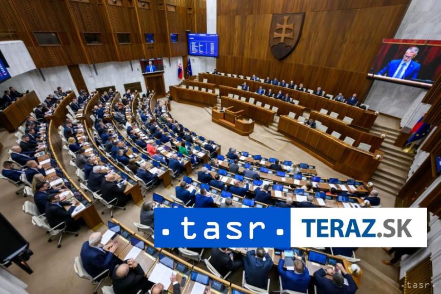 Poslanci sa po prestavke vratili do lavic pokracuju v 46 schodzi