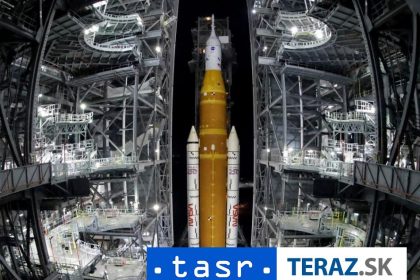 Raketu ktora poleti k Mesiacu presunuli na startovaciu rampu