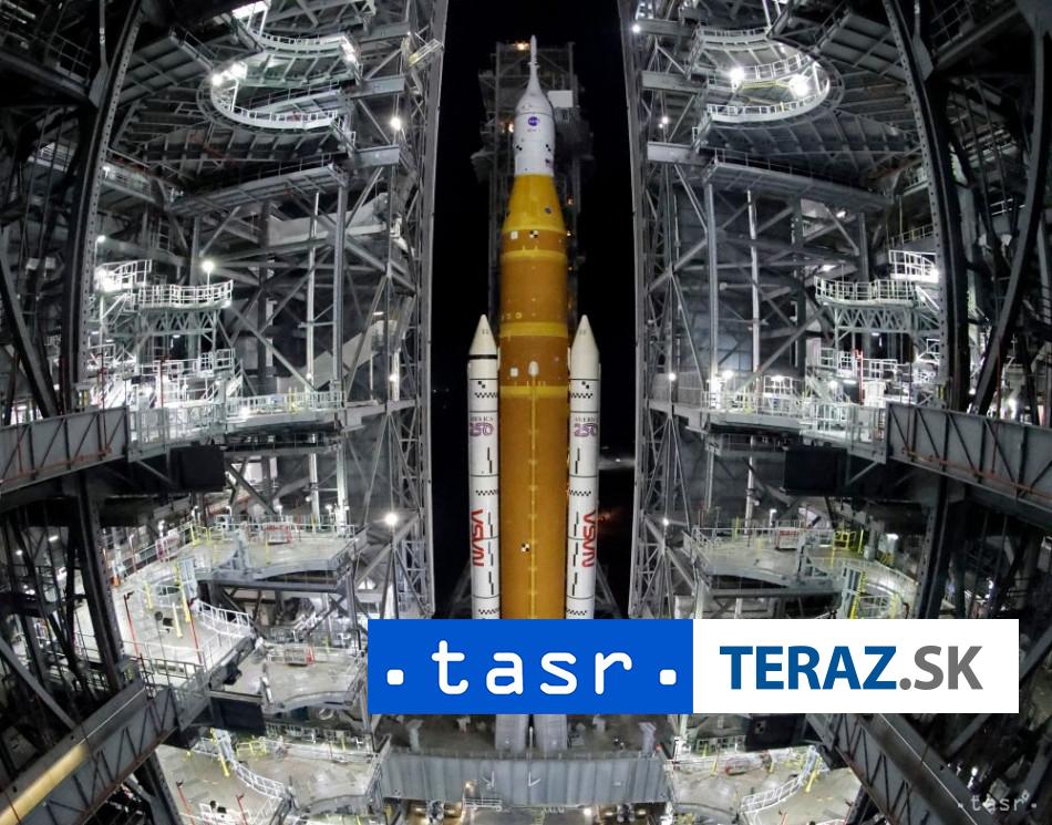 Raketu ktora poleti k Mesiacu presunuli na startovaciu rampu