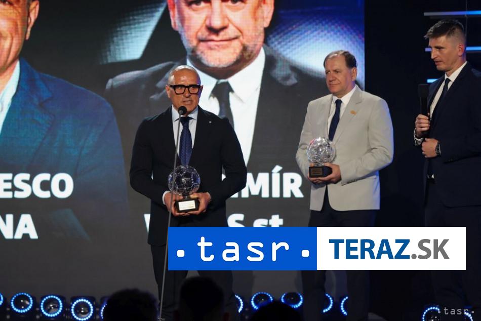 po 8 rokoch ma anketa o futbaloveho trenera roka dvoch vitazov