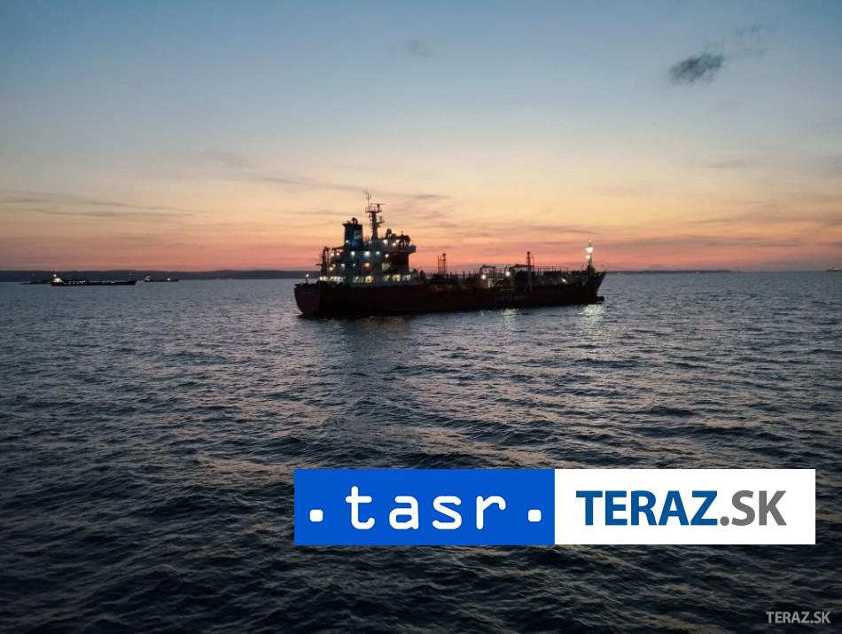 zdroj reuters lode dostavaju upozornenie ze prechod cez hormuz je zakazany