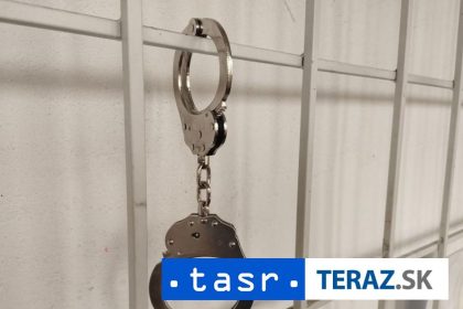 Dvom mladym Ruskam hrozi obvinenie za znesvatenie velkonocneho kolaca