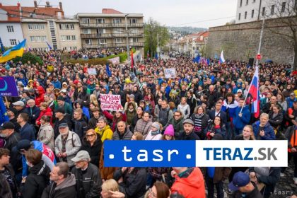 pred parlamentom sa kona opozicia