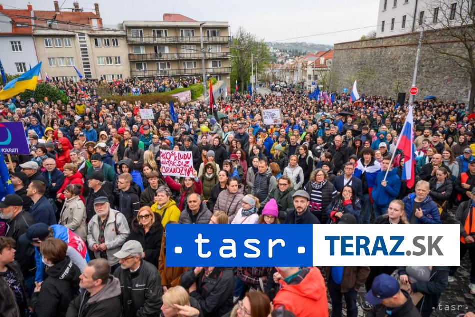 pred parlamentom sa kona opozicia