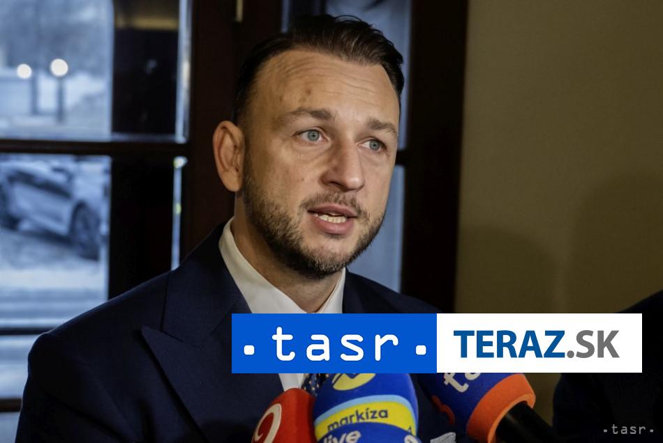 utaj Estok kritizuje ze sa na verejnost dostal telefonat Szijjarto