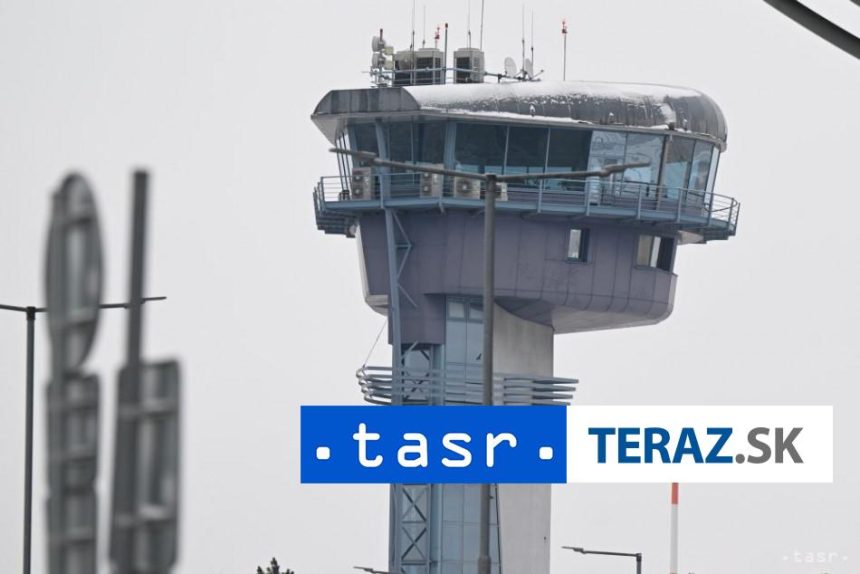 Cestujuci v problemoch Po incidente hlasia oneskorenia a zrusenia letov