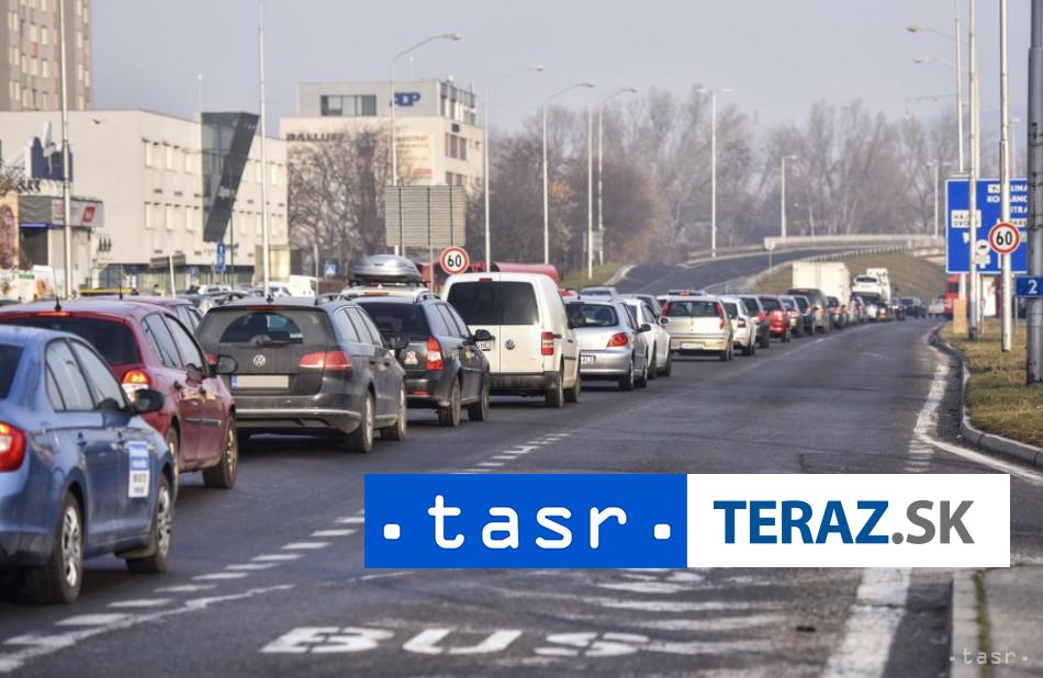 NEHODA V BRATISLAVE UZATVARAJU TUNEL SITINA VODICI HLASIA DOPRAVNE ZDRZANIE