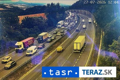 TVORIA SA KOLONY NA DIALNICI D1 PRI ZAMAROVCAN PREBIEHA ASFALTOVANIE VOZOVKY