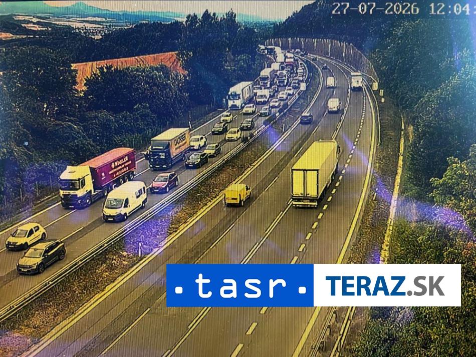TVORIA SA KOLONY NA DIALNICI D1 PRI ZAMAROVCAN PREBIEHA ASFALTOVANIE VOZOVKY