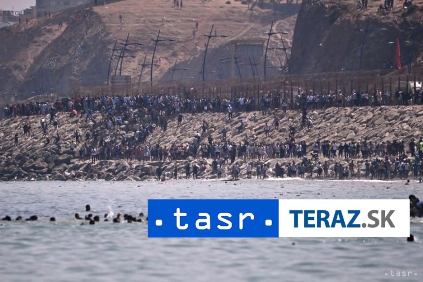 Do Ceuty sa dostalo 72 000 migrantov oznamil spanielsky minister vnutra