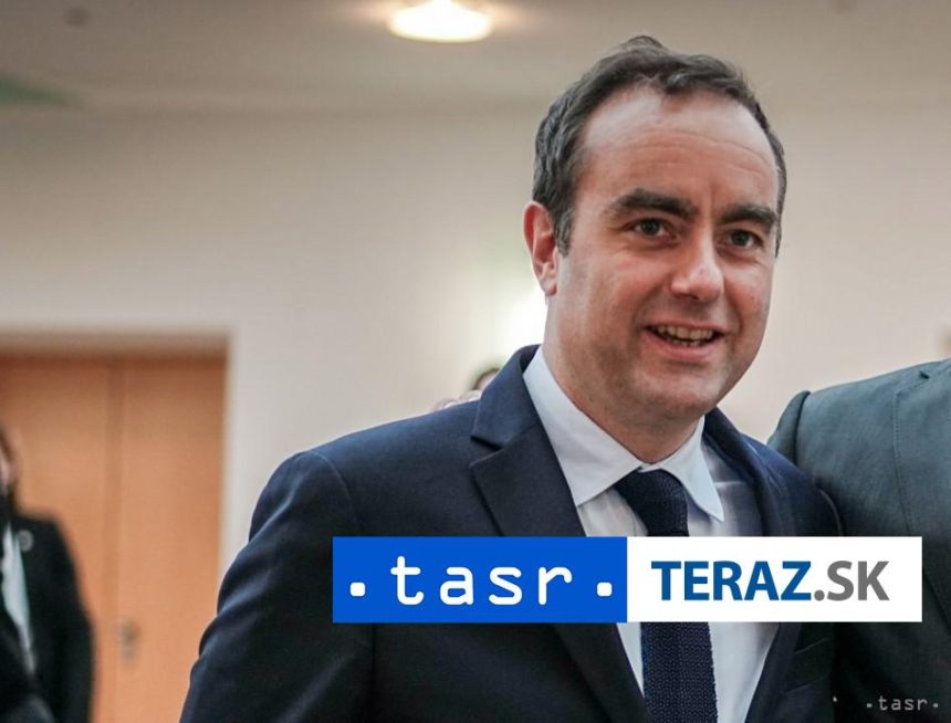 Francuzskeho premiera pri navsteve poziarom zasiahnutej obce vypiskali