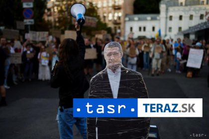 Odvolany ukrajinsky minister obrany pozaduje volby aj pocas vojny