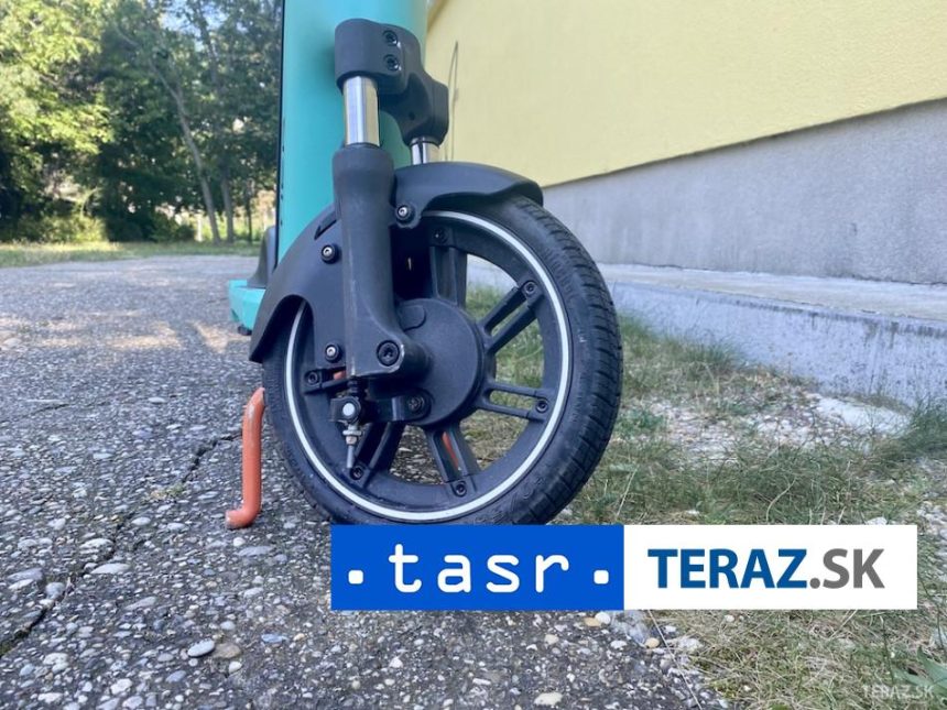POLICIA NEVERILA VLASTNYM OCIAM KOLOBEZKAR JAZDIL RYCHLOSTOU 80 KM H