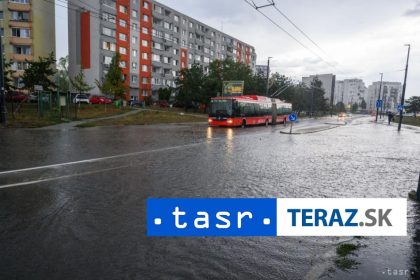 SLEDUJEME Po burke hlasia poskodene strechy a popadane stromy