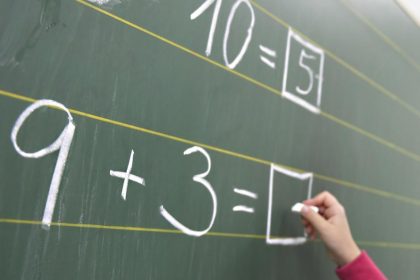 UTOK MECOM NA SKOLE HLASIA ZRANENE OSOBY