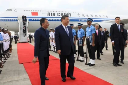 Si Ťin-pching pricestoval do Naí Dillí na summit BRICS, stretne sa s Módím