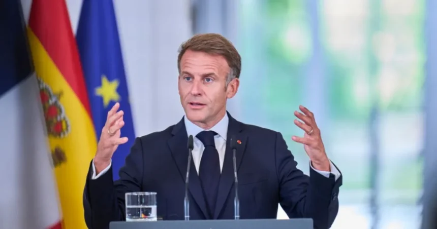 Macron odsúdil antisemitské výroky, ktoré sa pripisujú Jordanovi Bardellovi