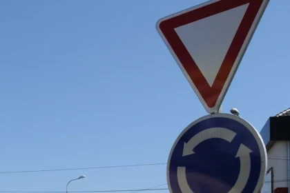 Oprava vozovky na kruhovom objazde pri vjazde do Hlohovca