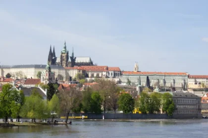 Voľby do obcí a Senátu sa v Česku začali